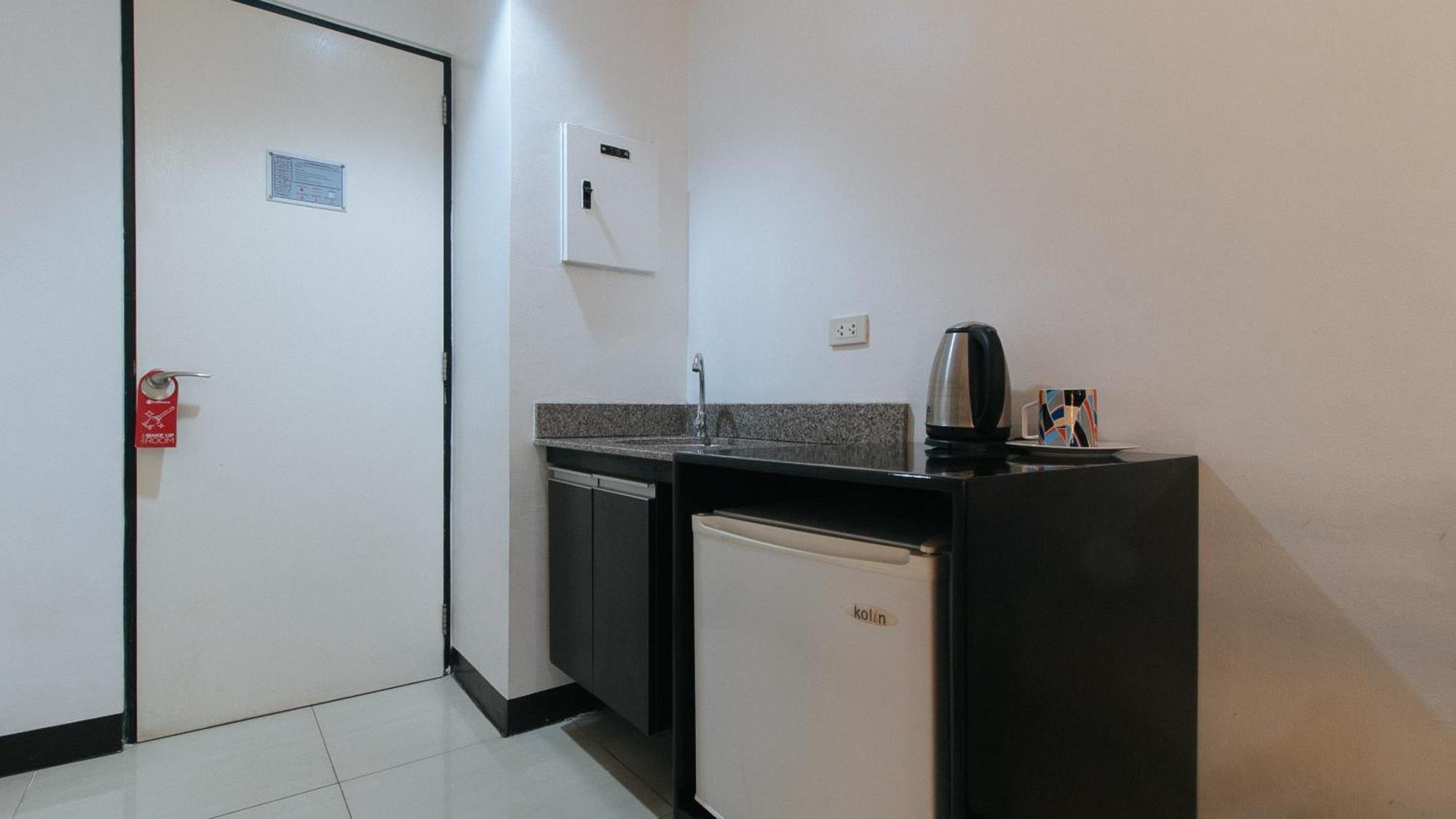 Reddoorz Plus At Banawe Quezon City Exterior photo